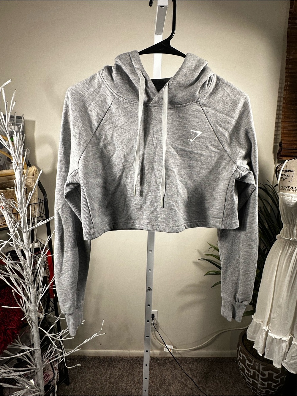 S265. Gymshark Women's Cropped Hoodie in Light Gray- oversized fit